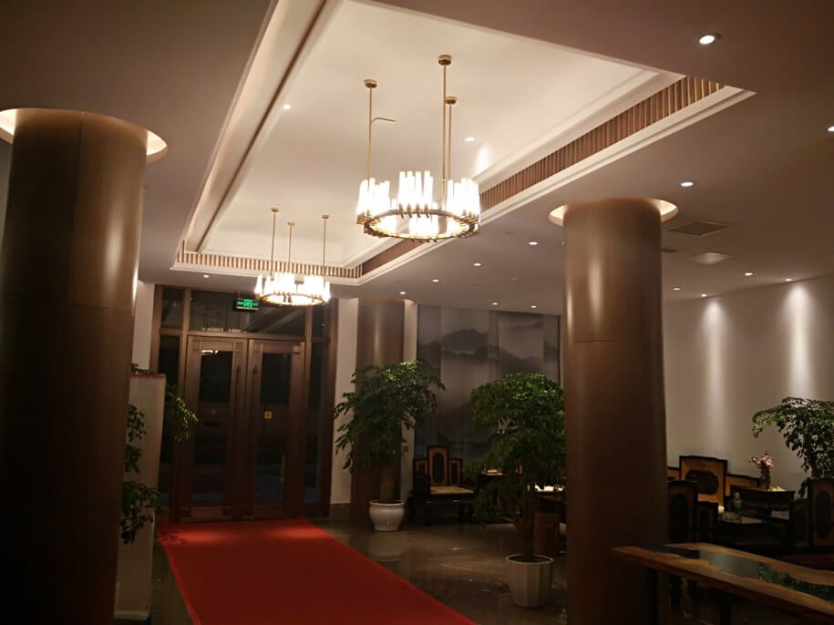 我们是专注于酒店水晶灯、工程灯具定制的厂家