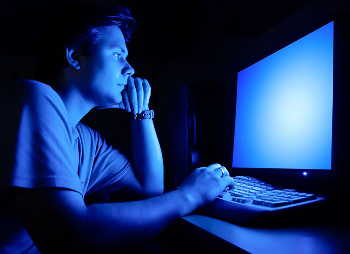 蓝光影响睡眠，需及时过滤 图片来源：拍信网